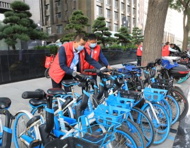 官方入口集团和广武门后街社区开展“整治共享单车乱停乱放”志愿服务活动